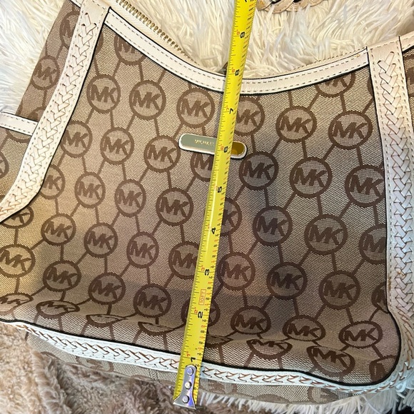 Michael Kors Pocket Book - Picture 15 of 16